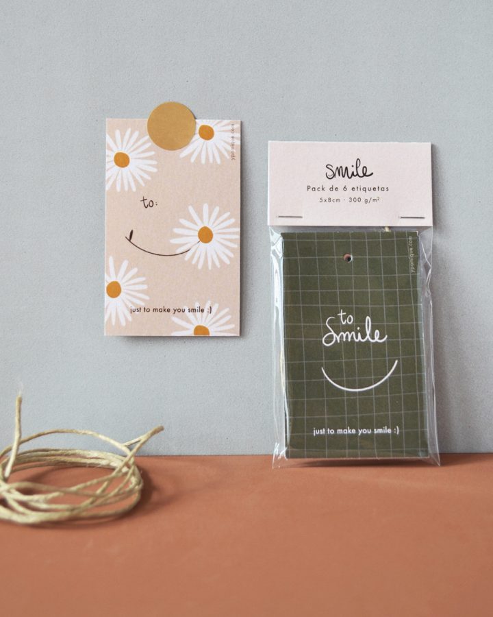 Etiquetas modelo smile para complementar tus regalos